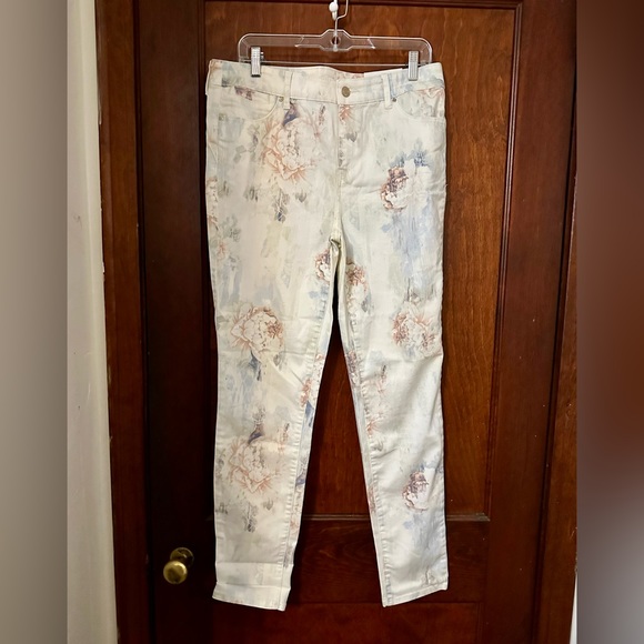 NWT Chicos Platinum Diffused Floral Jeggings - Picture 2 of 7